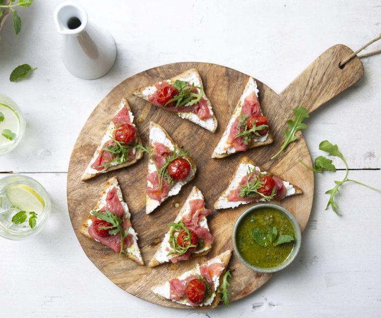 Toast au carpaccio, chèvre et tomates cerises confites