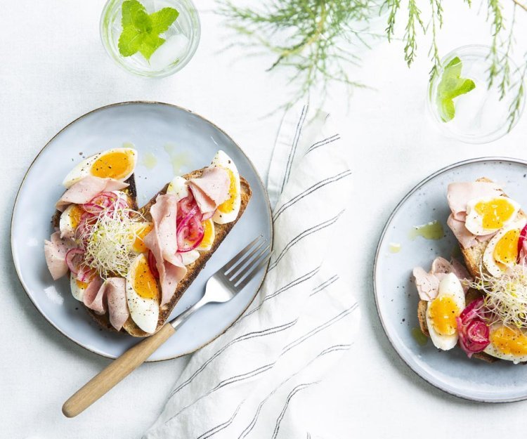 Toast au jambon, œuf et oignon au vinaigre