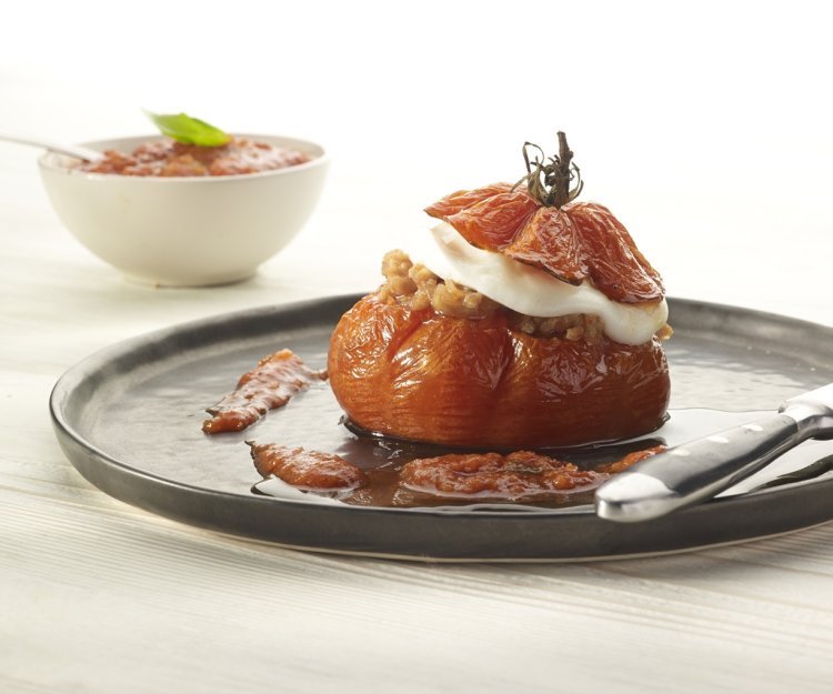 Tomate farcie d’un mélange de pomme de terre, hachis de veau et poivron Tomate farcie d’un mélange de pomme de terre, hachis de veau et poivron