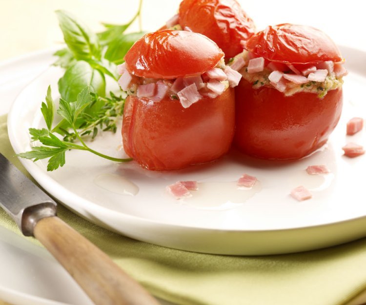 Tomates au four farcies au jambon cuit, aux épinards et à l'ail