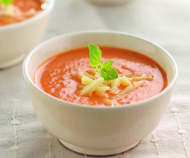 Soupe de tomates aux pommes avec mélange fromage-oeuf