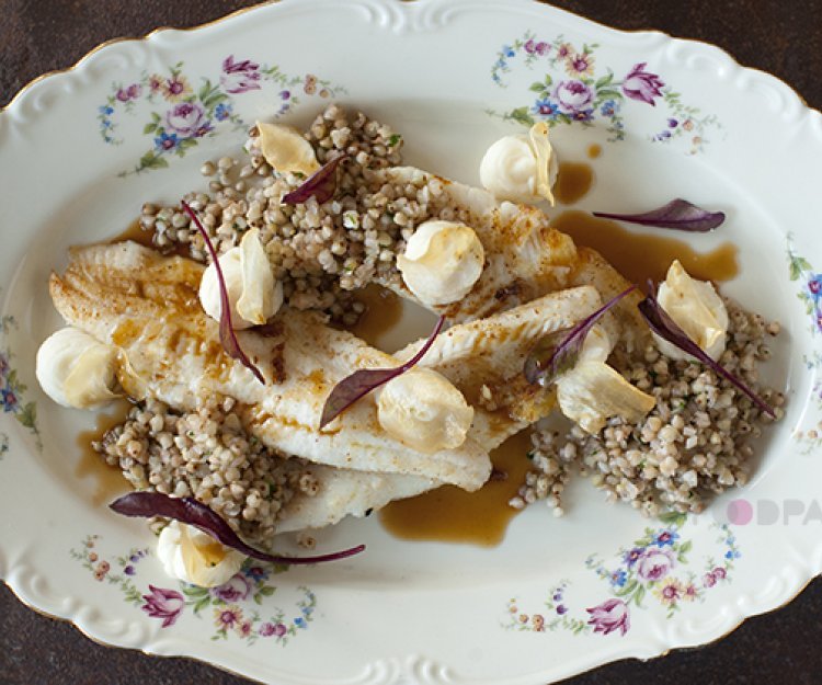 Gebakken tongschar met boekweit en aardpeer, saus geparfumeerd met spek 