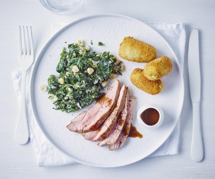 Rôti de veau en cuisson lente, épinards et chou frisé Rôti de veau en cuisson lente, épinards et chou frisé