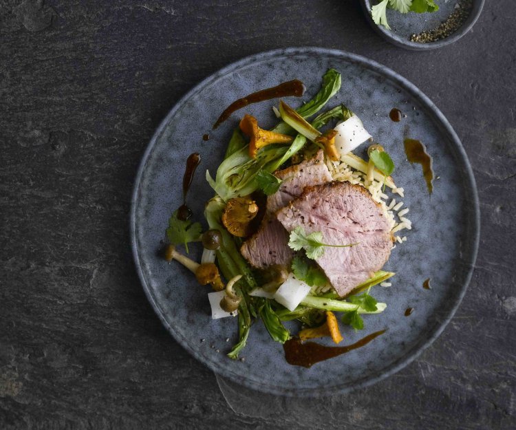 Échine de porc aux légumes frais et champignons des bois Échine de porc aux légumes frais et champignons des bois