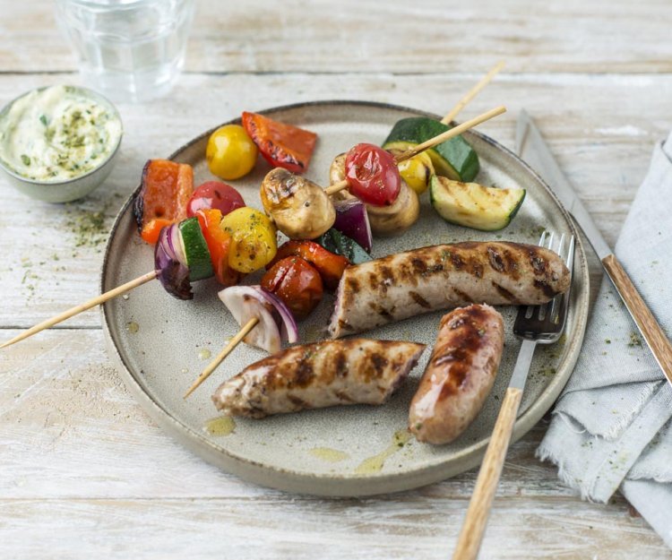 Saucisses de porc au BBQ, brochettes de légumes 