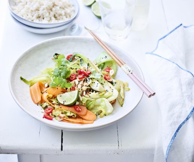 Wok végétarien de chou pointu, pak choï, fenouil et carotte