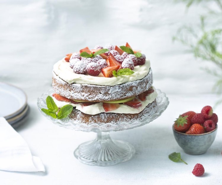 Gâteau d’anniversaire aux fraises, framboises et pomme Gâteau d’anniversaire aux fraises, framboises et pomme