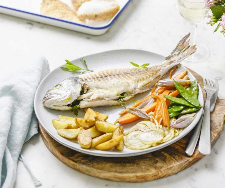 Poisson en croute de sel, légumes et pommes de terre