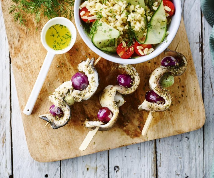 Brochette de truite, poivron et oignon rouge et salade fraîche au fenouil