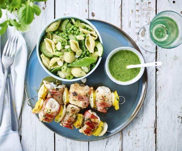 Brochette de merlan et de sébaste et salade de pâtes verte