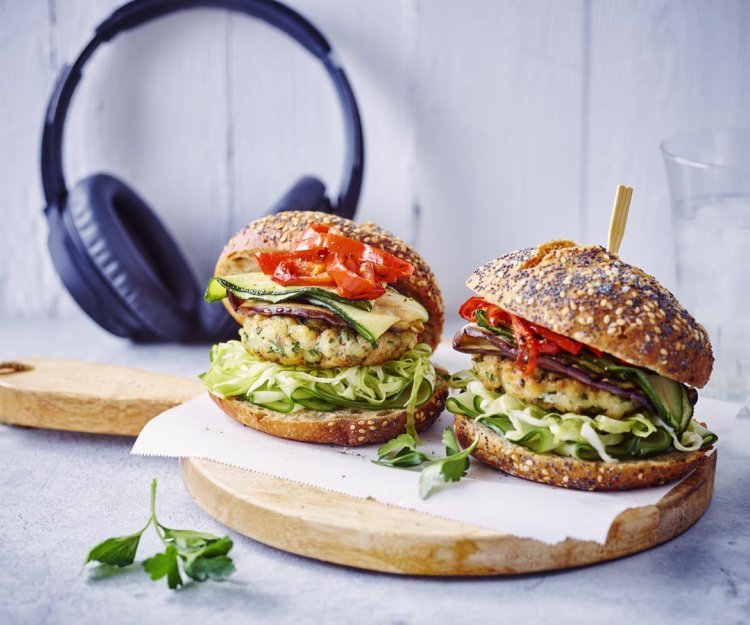 Burger de poisson aux légumes grillés