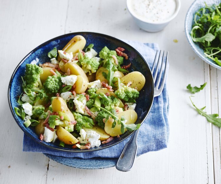 Salade de grenailles à la roquette, romanesco, lardons et chèvre Salade de grenailles à la roquette, romanesco, lardons et chèvre