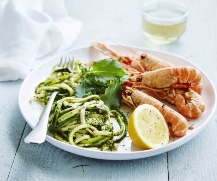 Courgetti au pesto de chou et langoustines