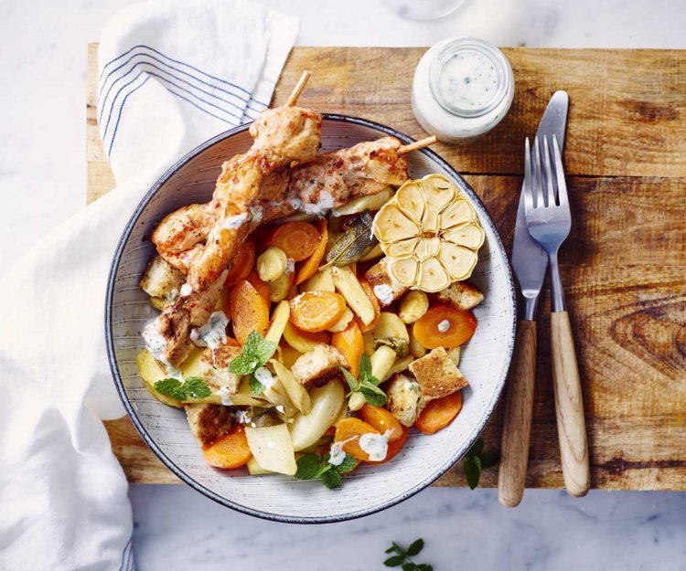 Salade de légumes chauds, croutons, vinaigrette au yaourt et brochettes de poulet