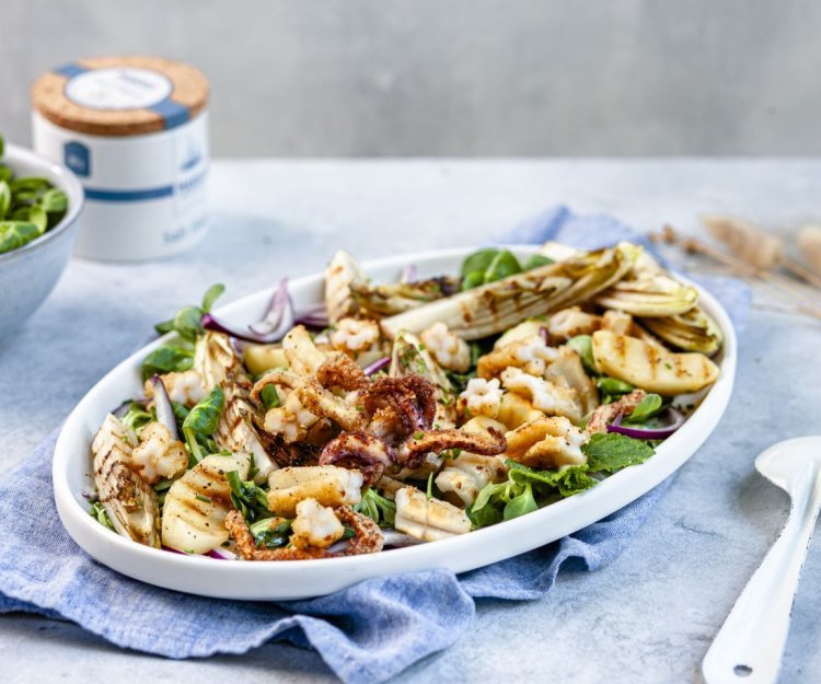 Warme witloof-appelsalade met gebakken inktvis Warme witloof-appelsalade met gebakken inktvis