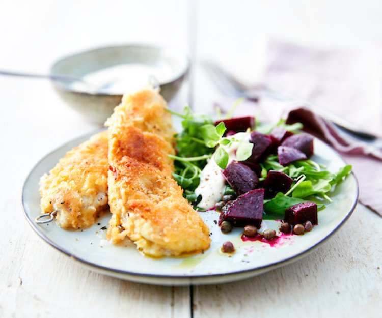 Cordon bleu de merlan, salade de betteraves rouges et sauce au raifort Cordon bleu de merlan, salade de betteraves rouges et sauce au raifort