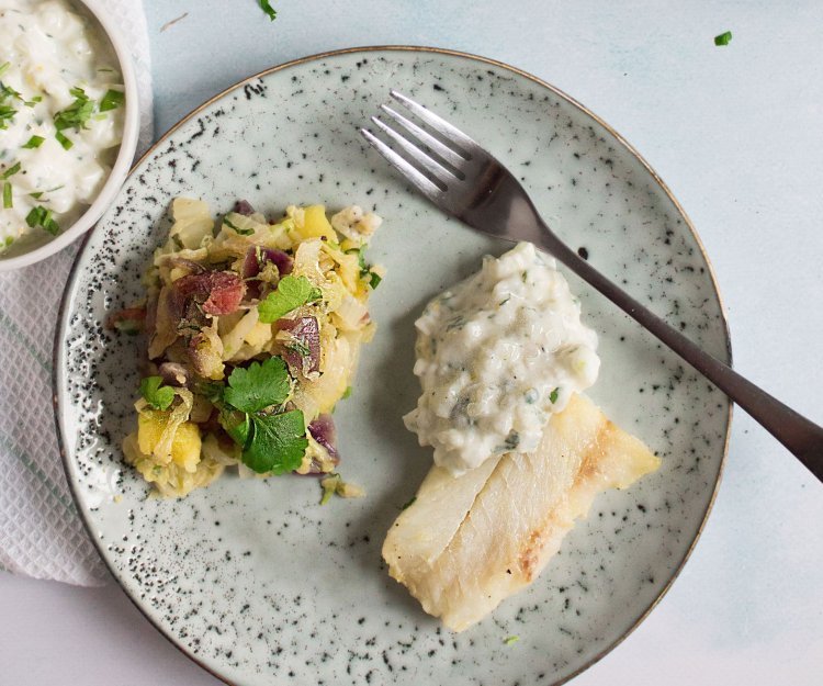 Merlan, potée au chou chinois et tzatziki de pomme