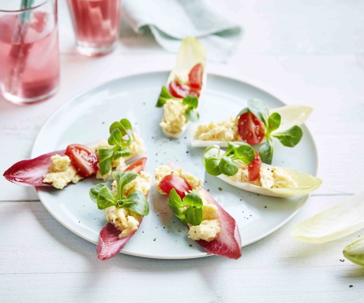 Feuilles de chicon aux œufs brouillés, tomates et mâche