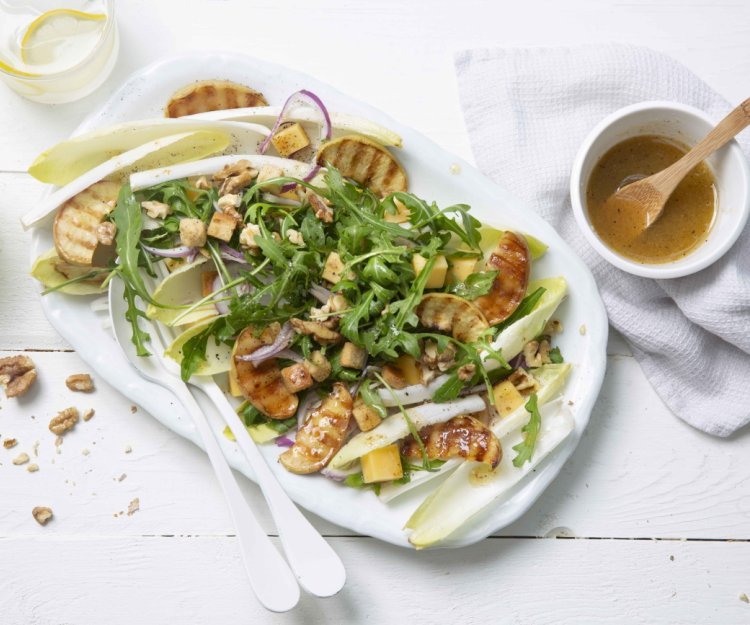Salade de chicons aux pommes grillées et fromage vieux Salade de chicons aux pommes grillées et fromage vieux