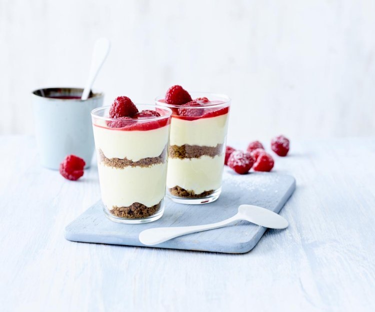 Mousse au chocolat blanc, spéculoos et coulis de framboises