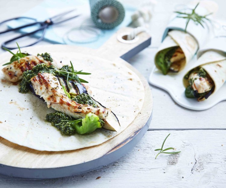 Wrap de lapin, pesto aux amandes, aubergine grillée et poivron Wrap de lapin, pesto aux amandes, aubergine grillée et poivron