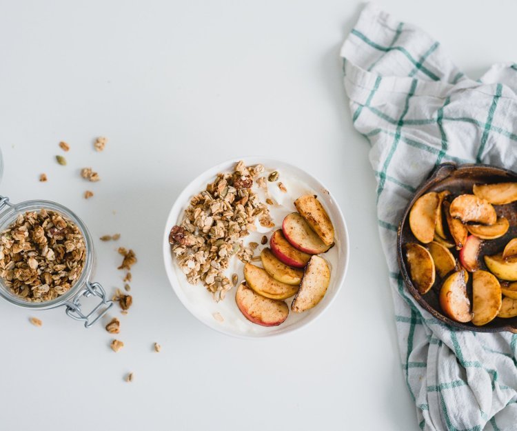 Yaourt, granola et pommes cuites