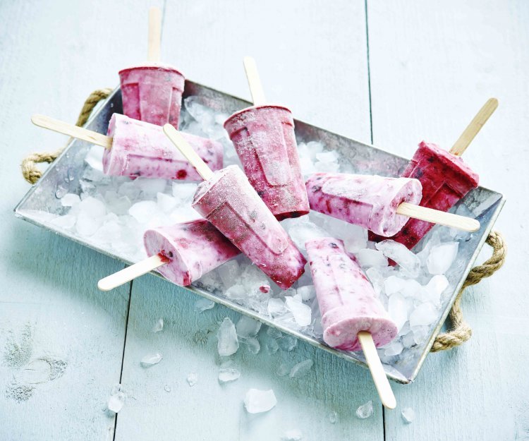 Glace au yaourt, framboises et mûres