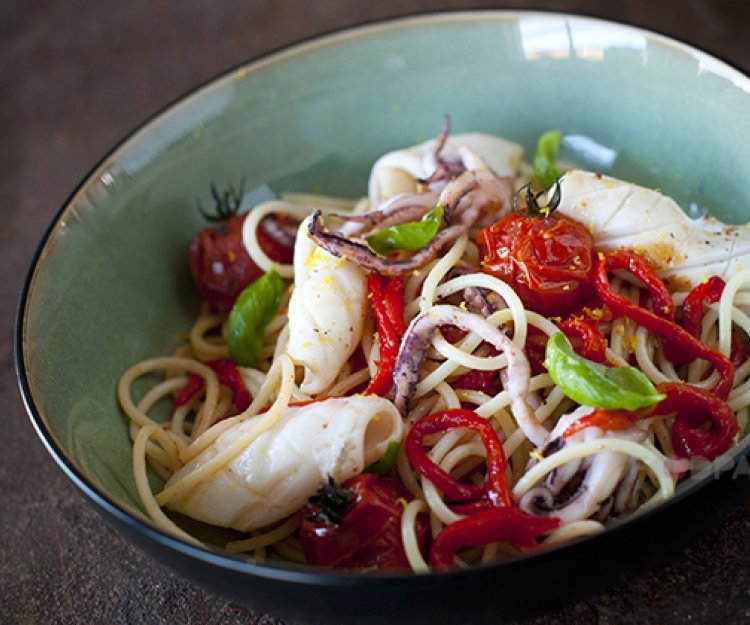 Gebakken zeekat, pasta met gekonfijte paprika en tomaat