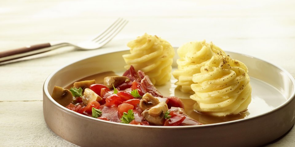 Rundstong in Madeirasaus met duchesseaardappelen Rundstong in Madeirasaus met duchesseaardappelen