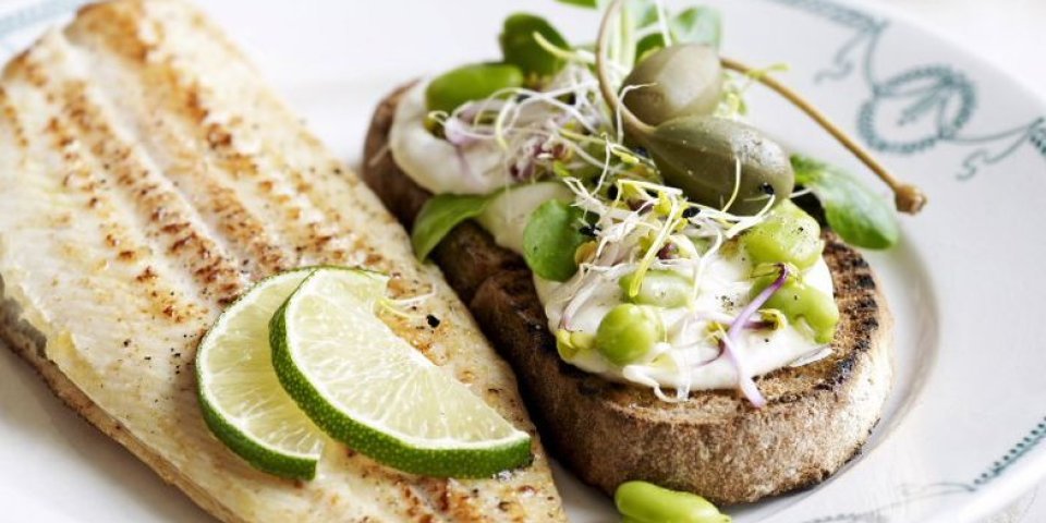 Zeetong met zuurdesem-bruschetta en tuinbonen