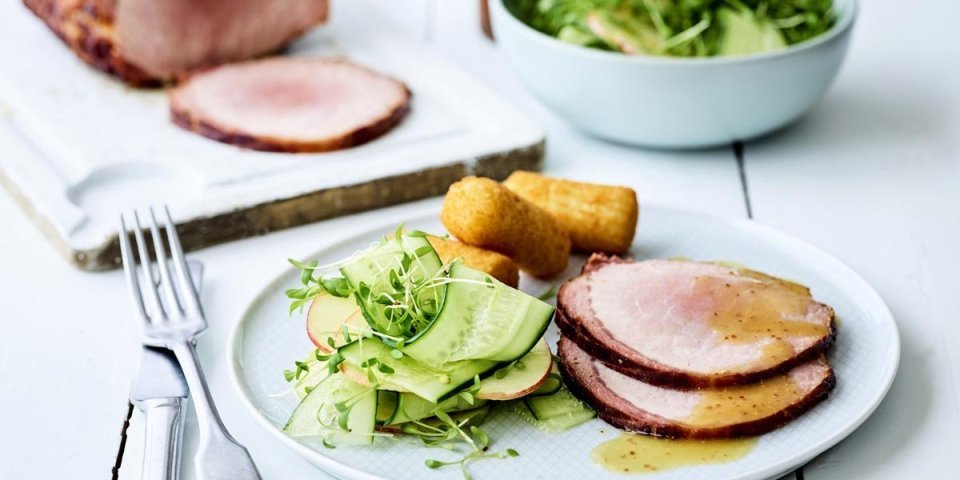 Rôti ardennais à la sauce moutarde et à la Vieille Gueuze, croquettes et salade de pomme et concombre Rôti ardennais à la sauce moutarde et à la Vieille Gueuze, croquettes et salade de pomme et concombre