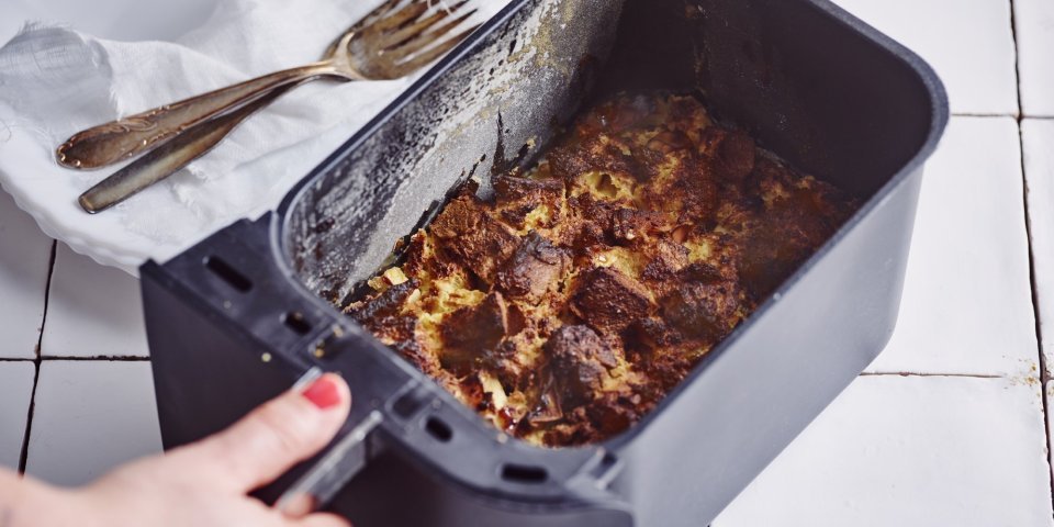 Broodpudding van appel, peer en speculaas uit de airfryer Een broodpudding uit de airfryer... Oh yes. Wij maakte eentje met extra veel smaak door appel, peer en speculaas toe te voegen.