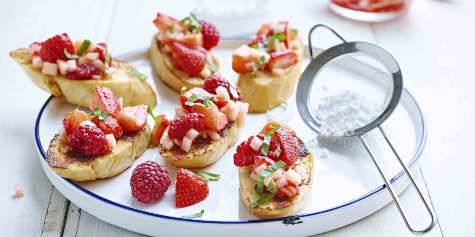 French bruschetta’s met fruitsalade French bruschetta’s met fruitsalade