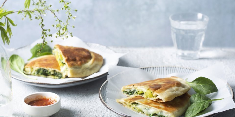 Turkse pannenkoek met spinazie en kaas Turkse pannekoek of gözleme genaamd. Deze werden gevuld met spinazie prei en Affligem kaas. We maakte er twee klaar en sneden ze middendoor, zo zie je de vulling mooi tussen het deeg.