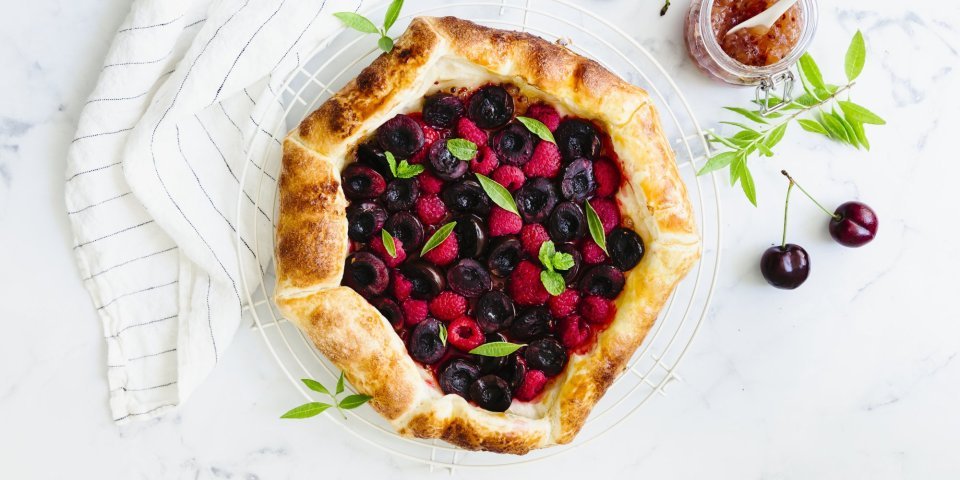 Tartelette aux framboises, cerises et gelée de groseilles à maquereau Tartelette aux framboises, cerises et gelée de groseilles à maquereau