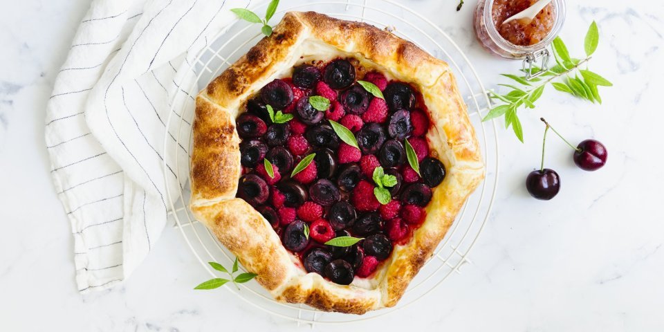 Tartelette aux framboises, cerises et gelée de groseilles à maquereau