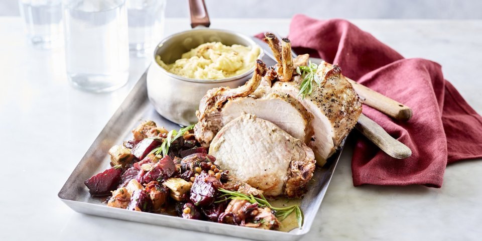 Het varkenskroontje ligt op een ovenplaat samen met de stukjes rabarber en rode biet. We serveren hem met een kommetje versgemaakte puree. Er ligt een donkerrode servette bij het gerecht om de rode biet nog meer te accentueren, een herfsttopper!