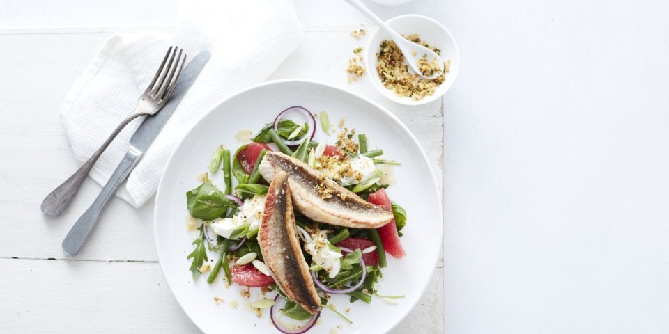 Gegrilde rode poon met een salade van boontjes, pompelmoes, yoghurt en kruidencrumble Een rijke salade met gegrilde vis en pompelmoes, heerlijk! De kruidencrumble zorgt voor extra bite en smaak.