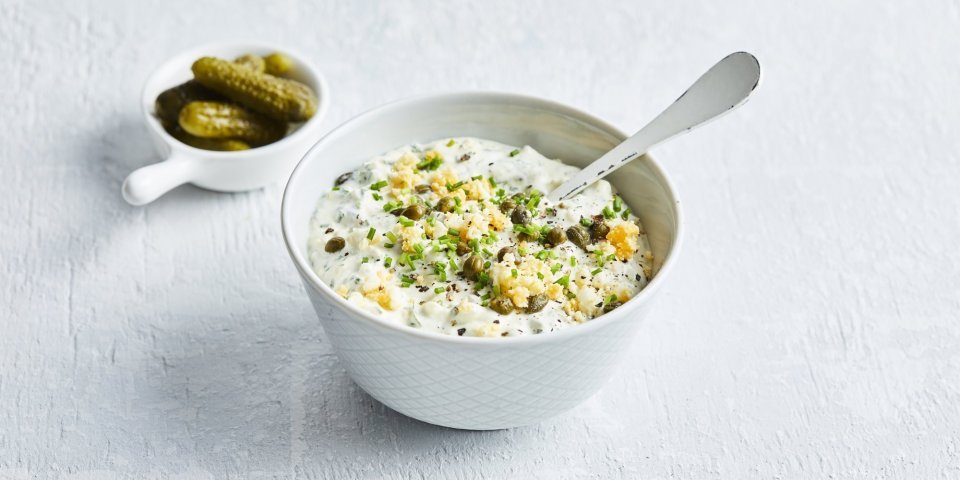 Gribiche Deze koude vissaus gribiche doet me denken aan verse tartaar met wat extra's erin. De saus is geserveerd in een wit kommetje.