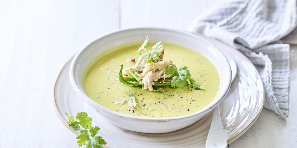 Een soep boordevol smaak en Oosterse kruiden. De soep staat te schitteren in een wit soepkommetje dat dan geplaatst is op een bord. De soep is afgewerkt met stukjes gemarineerde groenten en makreel.