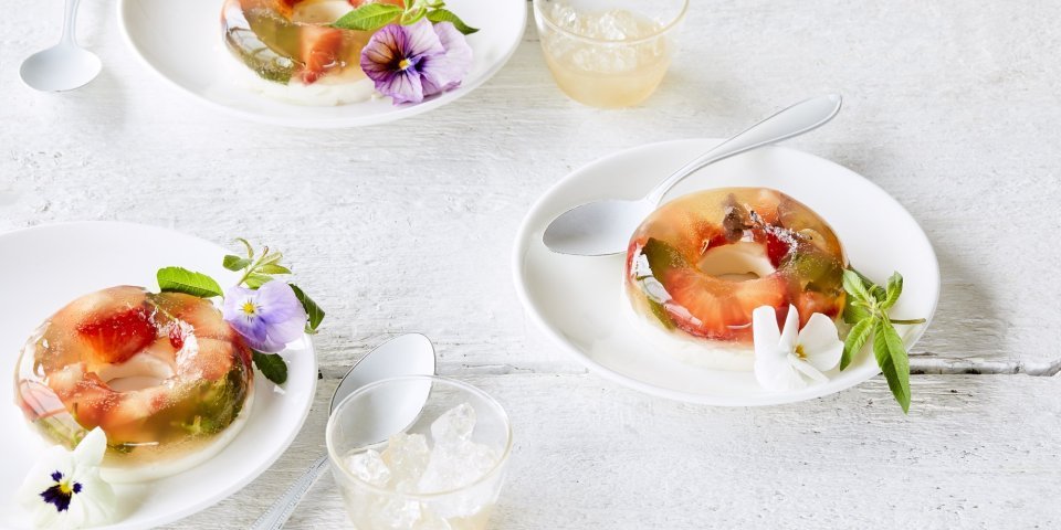 Een heerlijk verfrissend dessert in donutvorm. Een jelly pudding van kombucha met stukjes vers fruit en een bodem van plattekaas. Mooi om naar te kijken en heerlijk om van te eten. 