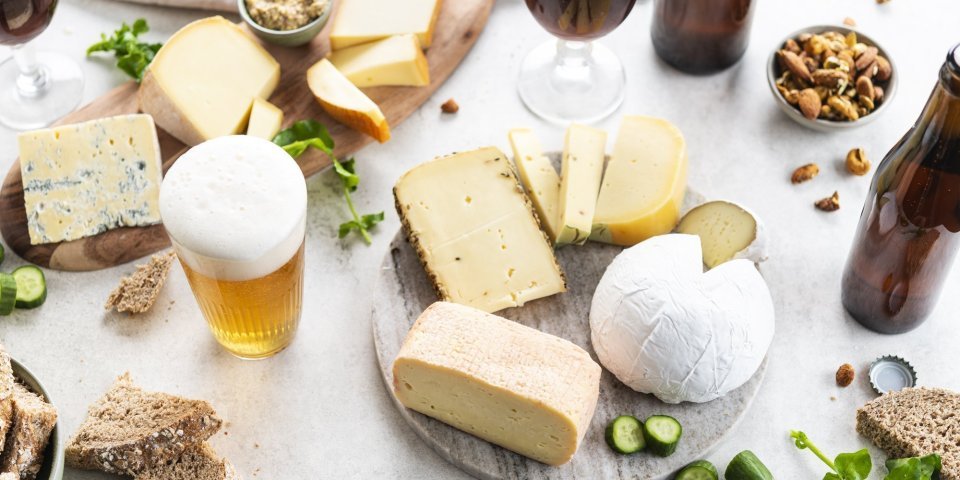Kaasschotel met bier en groentjes In beeld zie je enkele schotels gevuld met Belgische kazen. Wij serveren hen met noten, brood, komkommerschijfjes, waterkers, mosterd en aangepaste bieren.