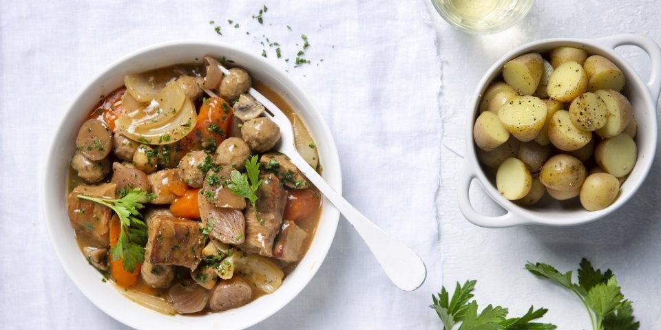 Kalfsfricassee op grootmoederswijze, met versgemaakte gehaktballetjes, champignons en krieltjes. Ze staan klaar op tafel om meteen op te scheppen en te genieten van dit stoofpotje. 