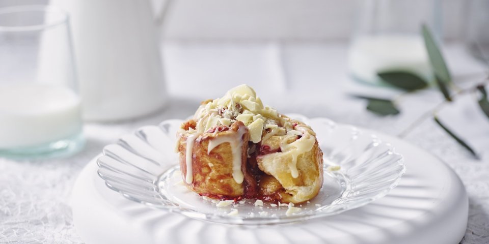Kaneelbroodje met frambozen, aardbei en witte chocolade Mini kaneelbroodje met rood fruit zoals aardbei en framboos. Zomer in je broodje afgewerkt met gesmolten witte chocolade. Een tussendoortje om vingers en duimen van af te likken.