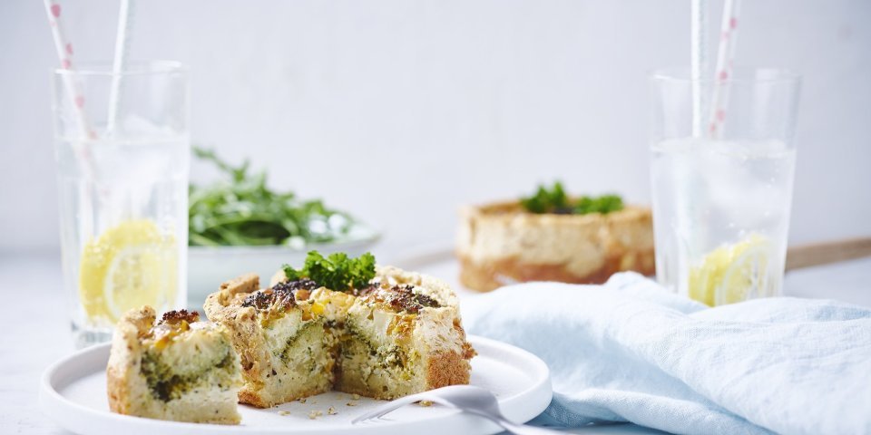 Petite quiche de pain au brocoli et au poivron