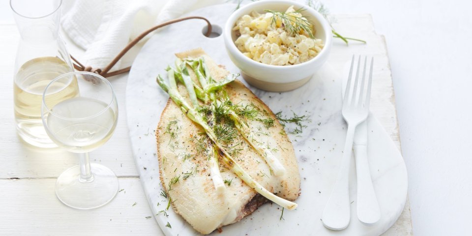 Macédoine van venkel en krieltjes met tongschar, gegrilde lente-ui, dille Macédoine van venkel en krieltjes met tongschar, gegrilde lente-ui, dille