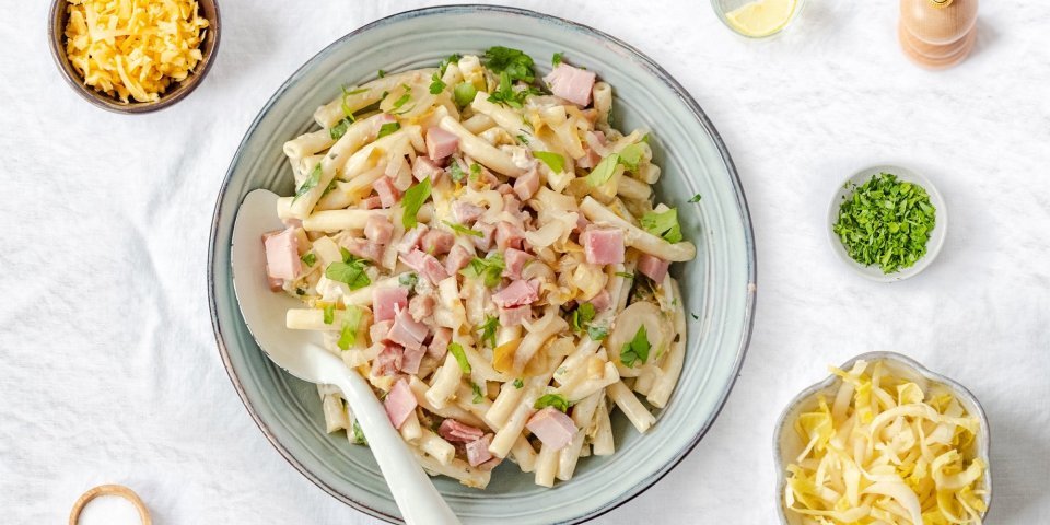 Macaroni met ham, roomkaas en witloof Macaroni met ham, roomkaas en witloof geserveerd in een diep bord.