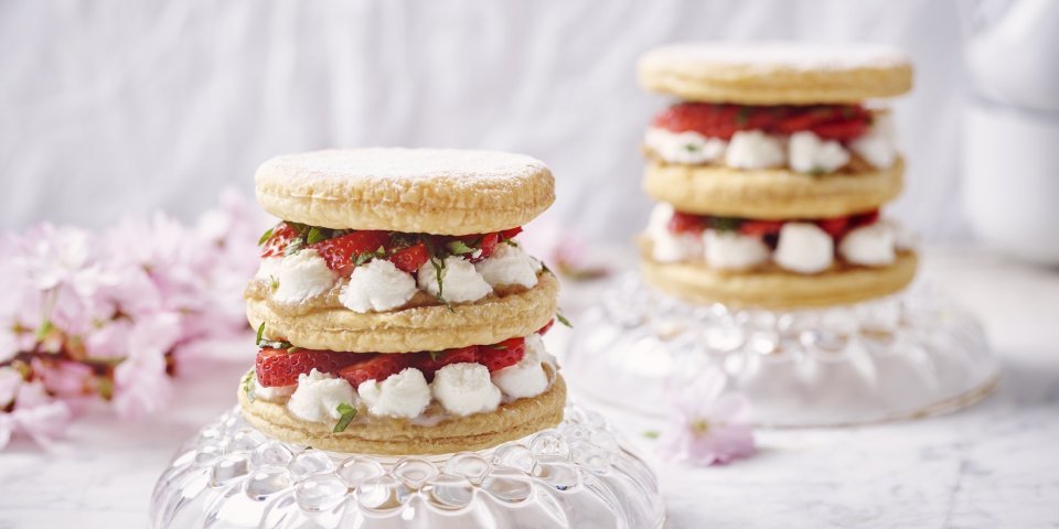 Millefeuille met aardbei, basilicum en appelboter met toefjes mascarpone. Een prachtig en makkelijk dessertje om eens mee uit te pakken bij je gasten. Presenteerd prachtig met kristal en tinten van roze.  