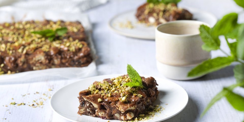 No bake chocoladetaart Een chocoladetaart die zelf niet in de oven moet, top! Ze werd al aangesneden en gepresenteerd op twee dessertbordjes met koffie. Tijd voor een vieruurtje.