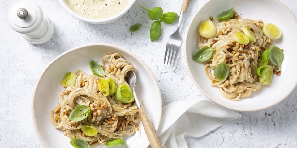 Twee porties pastas komen eraan! Wel met een gezonde bechamelsaus deze keer, eentje op basis van bloemkool. We doen er nog een extra portie prei bovenop en werken af met basilicumblaadjes voor de smaak en mooie groene kleur. 